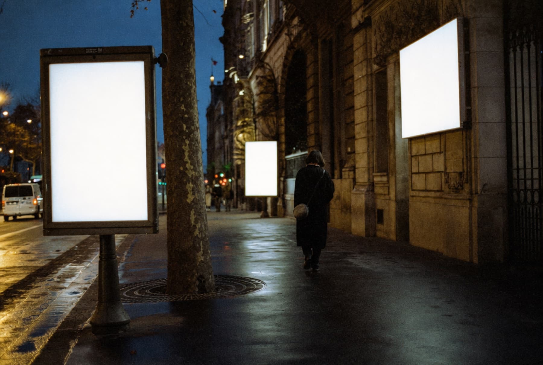 Panneaux d’affichage lumineux vierges le long d’un boulevard parisien à l’heure bleue